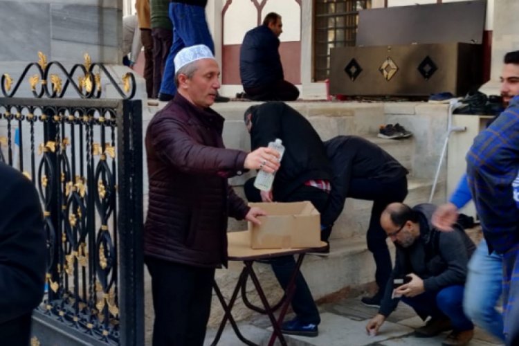 Bursa Muradiye Camii cemaatine kolonya ikramı