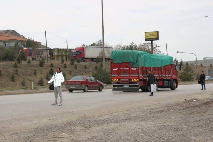 Bilet bulamayan &ouml;ğrenciler, otostop &ccedil;ekti