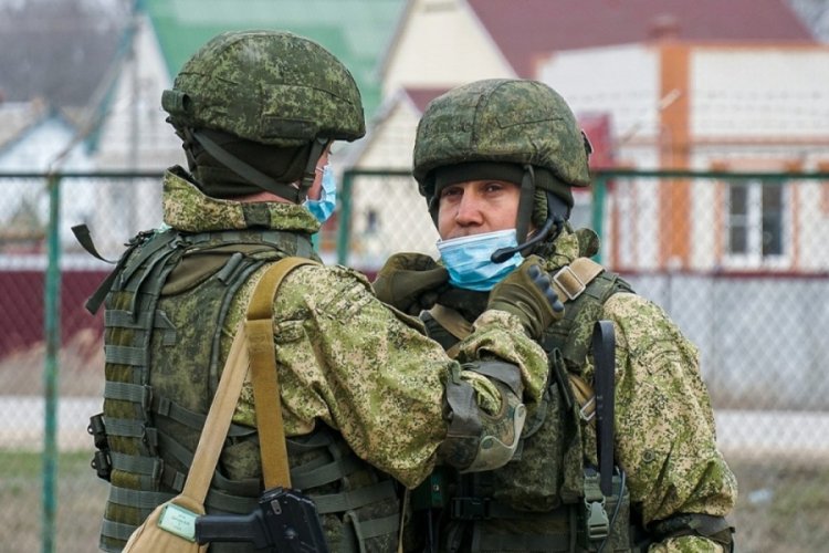 Rus askerleri korona vir&uuml;s&uuml;ne karşı maske kullanmaya başladı