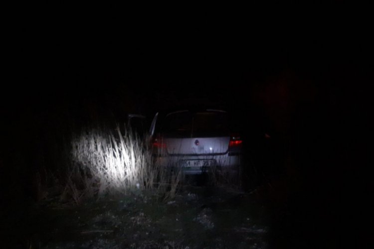 Yoldan &ccedil;ıkan otomobil şarampole yuvarlandı