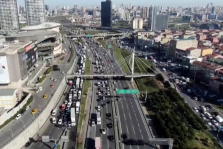 Mahmutbey gişelerinde tatil trafiği havadan g&ouml;r&uuml;nt&uuml;lendi