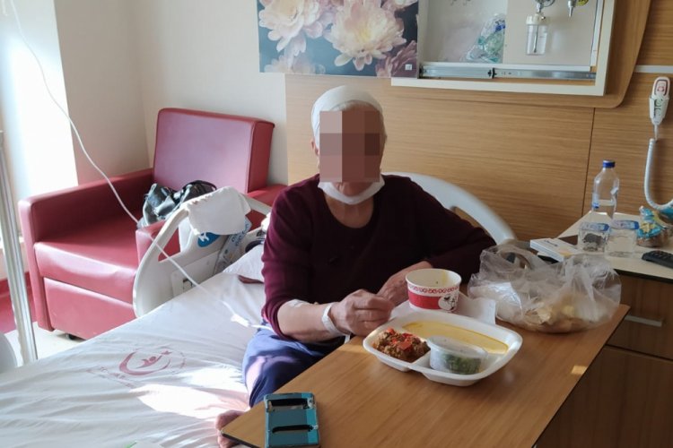 Bursa'da korona paniği asılsız &ccedil;ıktı...O kadın hastane odasında şimdi dantel &ouml;r&uuml;yor
