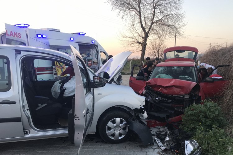 İki otomobil kafa kafaya &ccedil;arpıştı