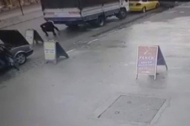 Yola d&uuml;şen paraları toplayıp gitti