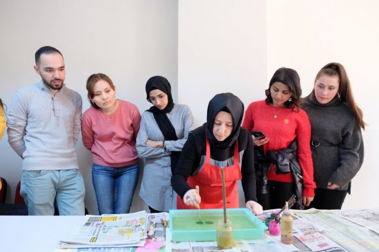 Ebru sanatı Bursa'da k&uuml;lt&uuml;rleri buluşturdu
