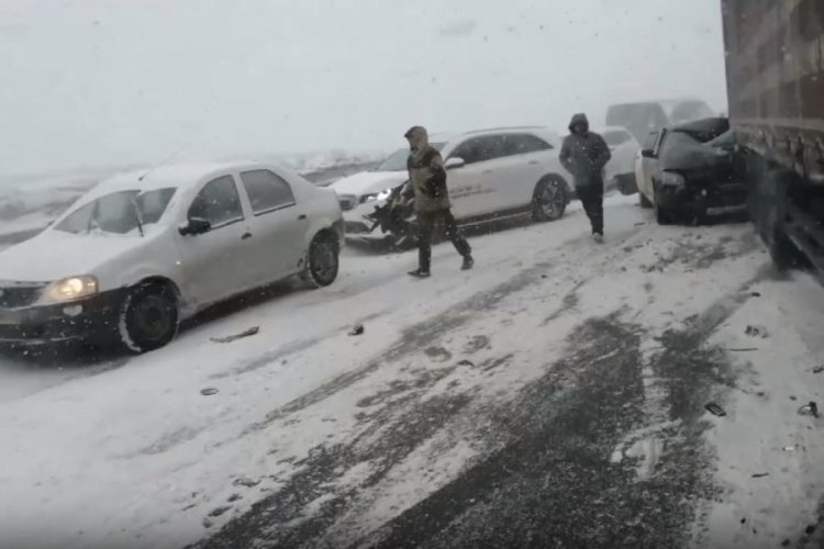 Rusya'da kar fırtınası nedeniyle 20 ara&ccedil; birbirine girdi