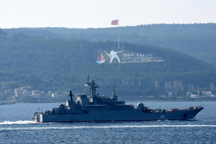 Rus savaş gemisi 'Caesar Kunikov' &Ccedil;anakkale Boğazı'ndan ge&ccedil;ti