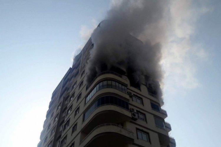 Yangında 8'inci kat balkonundan atlayan kadın &ouml;ld&uuml;