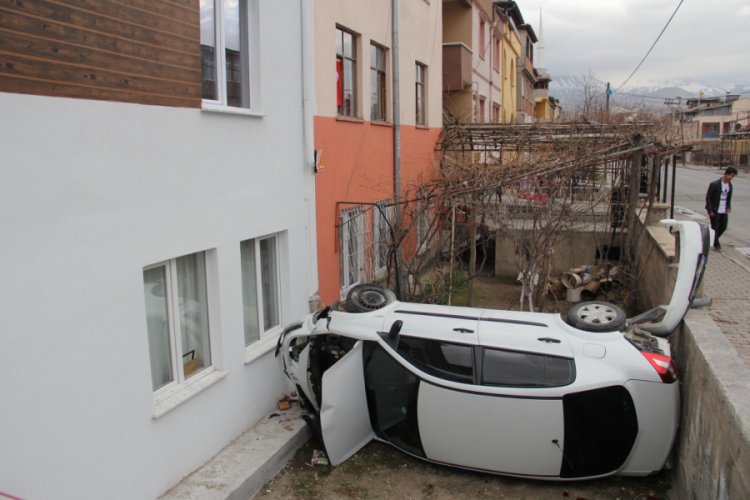 Kazada savrulan otomobil binanın bah&ccedil;esine d&uuml;şt&uuml;