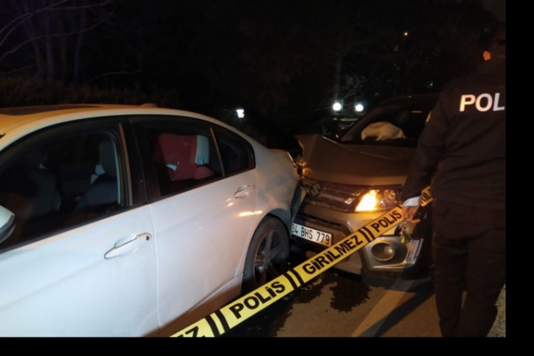 Alkoll&uuml; s&uuml;r&uuml;c&uuml; park halindeki l&uuml;ks otomobile &ccedil;arptı