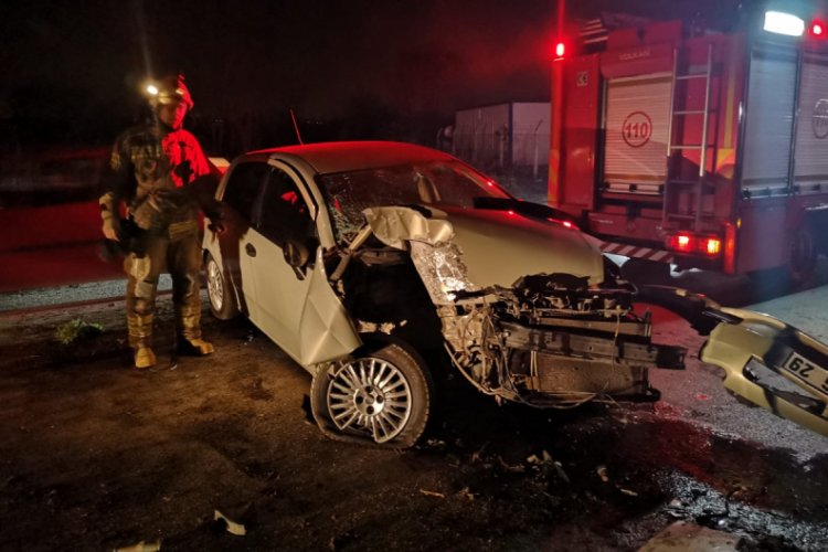 Bursa'da kontrolden &ccedil;ıkan otomobil elektrik direğine &ccedil;arparak durabildi