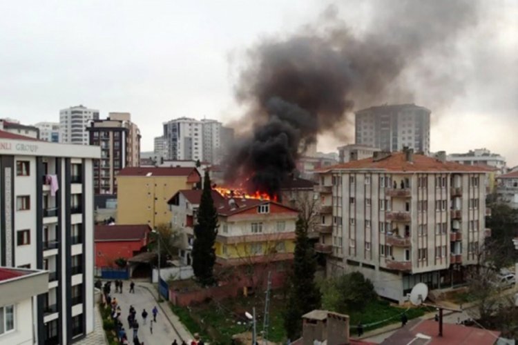 3 binanın &ccedil;atı katları alev alev yandı
