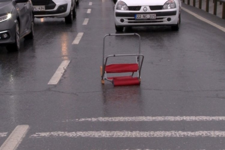 Yola sandalye atıldı, beton mikseri ve otomobil &ccedil;arpıştı
