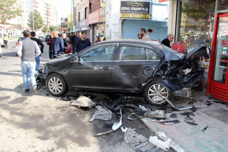 Hızını alamadı, park halindeki araca &ccedil;arptı: 3 yaralı