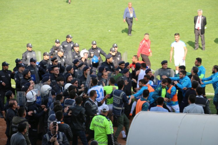 Seyircisiz ma&ccedil;ta kavga &ccedil;ıktı