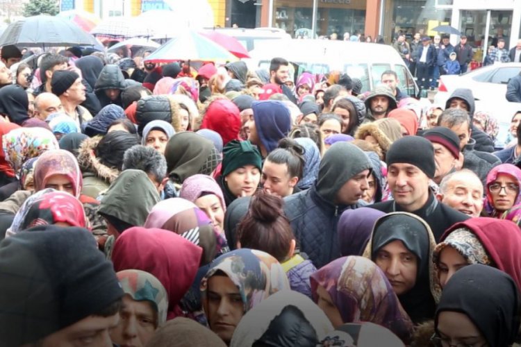 Uyarılara rağmen mağaza a&ccedil;ılışında izdiham dikkat &ccedil;ekti