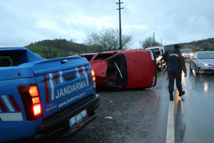 Hurdaya d&ouml;nen otomobilden yaralı kurtuldular