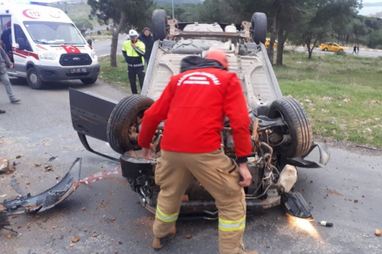 Yol kenarındaki kayaya &ccedil;arpan otomobil takla attı