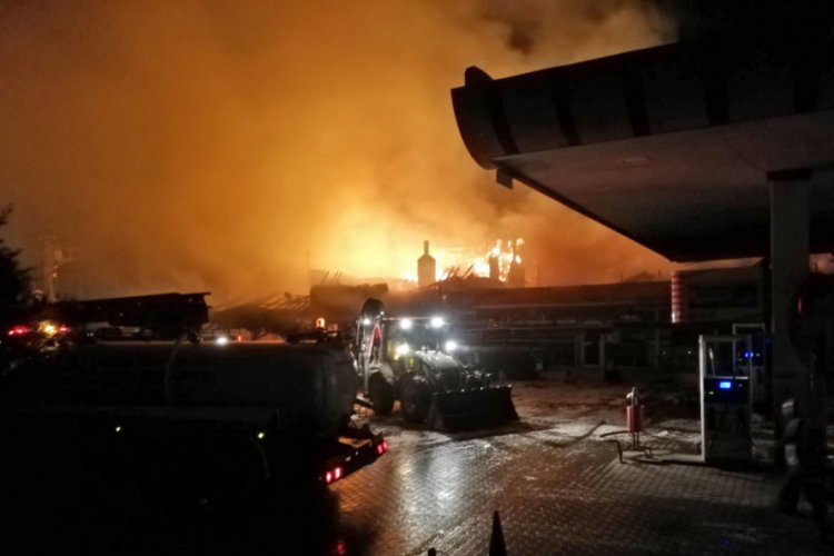 Benzin istasyonunda &ccedil;ıkan yangına itfaiyeden m&uuml;dahale