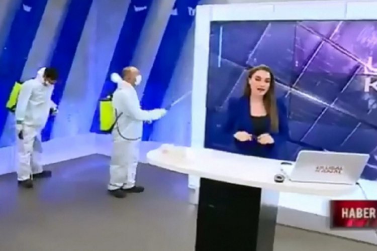 Canlı yayında st&uuml;dyoyu dezenfekte ettiler