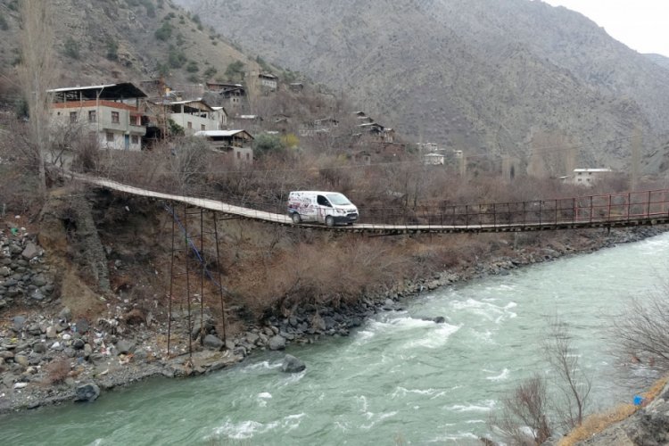 Asma k&ouml;pr&uuml;den ara&ccedil;ları ile ge&ccedil;iyorlar