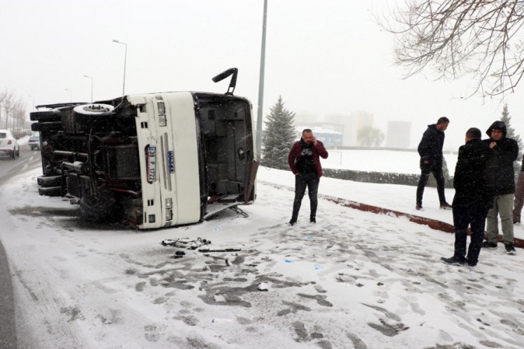 Kayseri'de iş&ccedil;i servisi devrildi: 21 yaralı