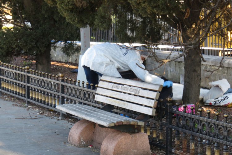 Sokakta yaşayan kişinin cesedi bulundu