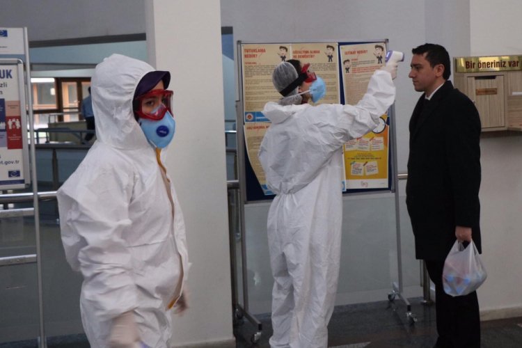 Bursa'da adliyeye ateşlerini &ouml;l&ccedil;t&uuml;r&uuml;p giriyorlar