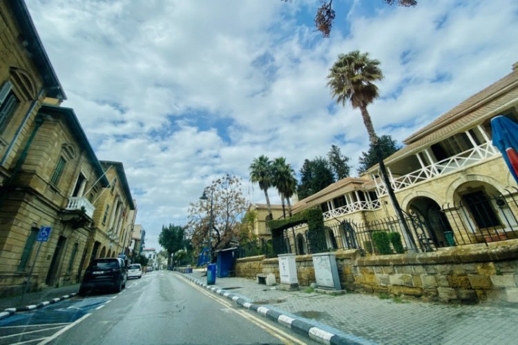 Kuzey ve G&uuml;ney Kıbrıs'ta koronavir&uuml;s nedeniyle sokaklar boşaldı