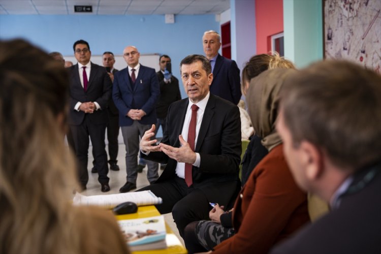 Uzaktan eğitimde ilk dersi Bakan Sel&ccedil;uk verecek