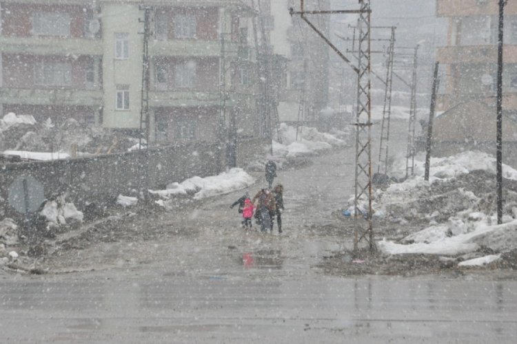 Y&uuml;ksekova'da kar yağışı
