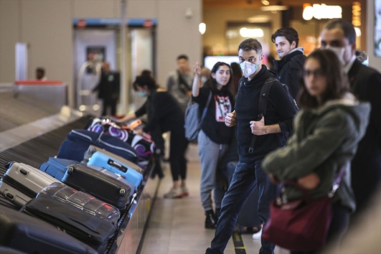 T&uuml;rk vatandaşlarını taşıyan u&ccedil;ak İstanbul'a geldi