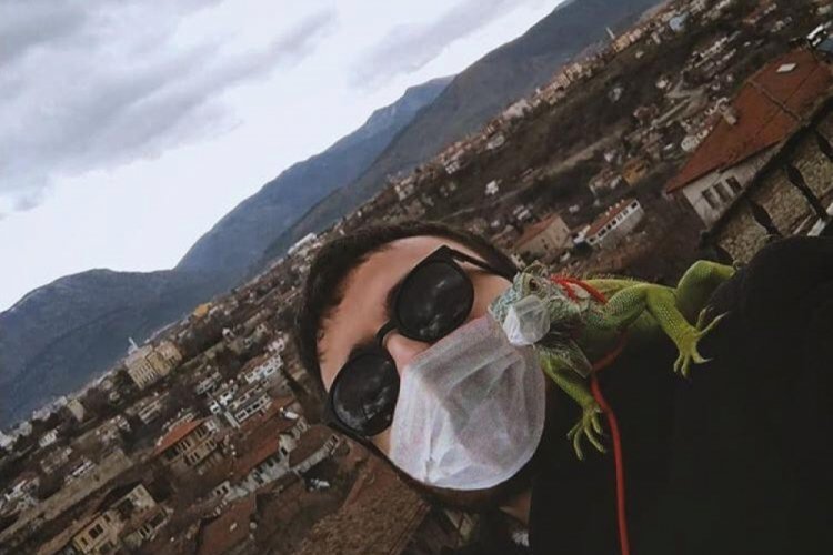 İguanasına maskeli korona &ouml;nlemi