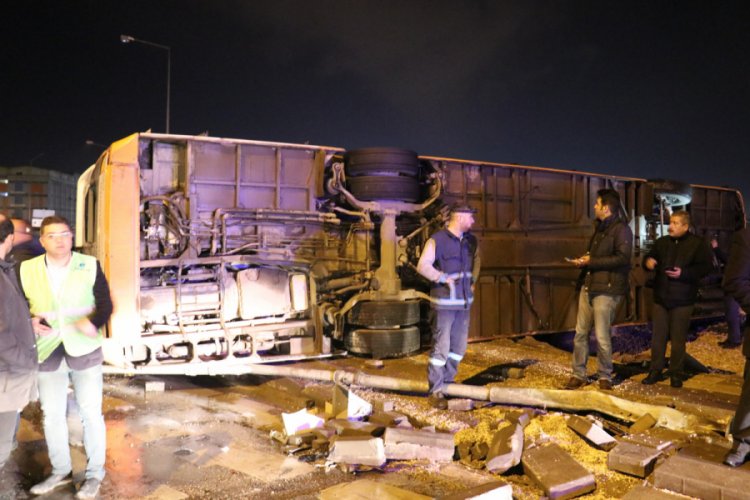 Belediye otob&uuml;s&uuml; devrildi: &Ccedil;ok sayıda yaralı var