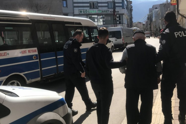 Bursa'da y&ouml;n&uuml;n&uuml; şaşıran yaşlı adam evine g&ouml;t&uuml;r&uuml;ld&uuml;