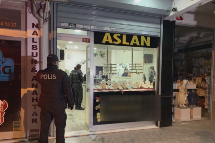 Kuyumcudan yarım kilo altın &ccedil;alındı