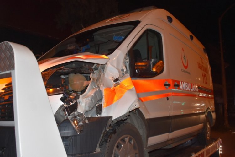 Ambulans yayalara &ccedil;arptı: 2 &ouml;l&uuml;
