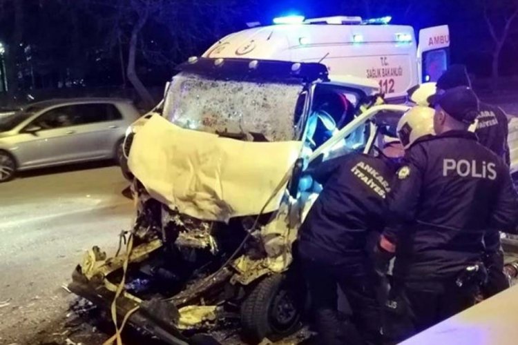 Halk otob&uuml;s&uuml;ne &ccedil;arpan kamyonetin s&uuml;r&uuml;c&uuml;s&uuml; &ouml;ld&uuml;