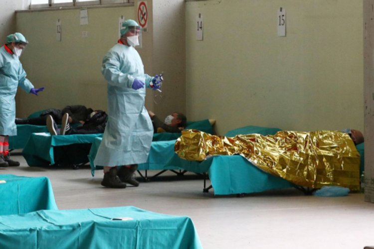 İtalya 10 bin tıp &ouml;ğrencisini Koronavir&uuml;s'le m&uuml;cadele g&ouml;reve &ccedil;ağırdı