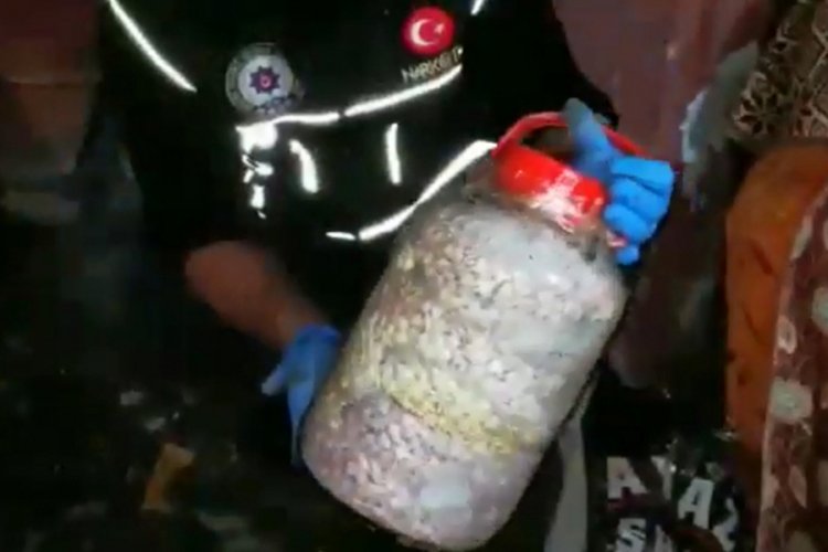 Evin zeminine g&ouml;m&uuml;l&uuml; 14 bin 809 ecstasy hap ele ge&ccedil;irildi