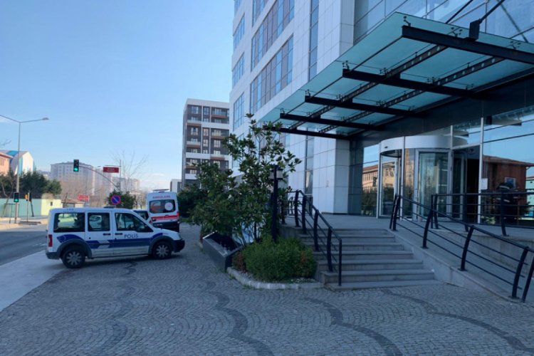 Asans&ouml;r boşluğuna d&uuml;şen k&uuml;peyi almak isterken canından oldu