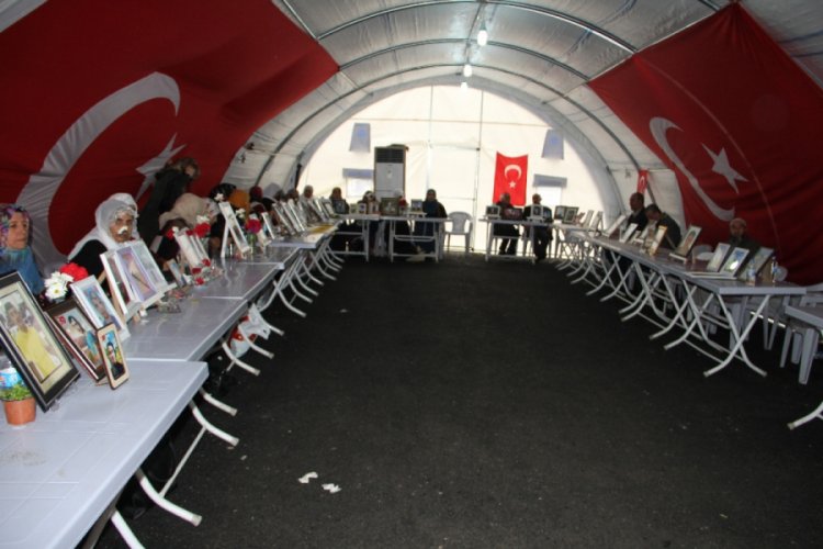 HDP &ouml;n&uuml;ndeki ailelerin evlat n&ouml;beti 198. g&uuml;n&uuml;nde