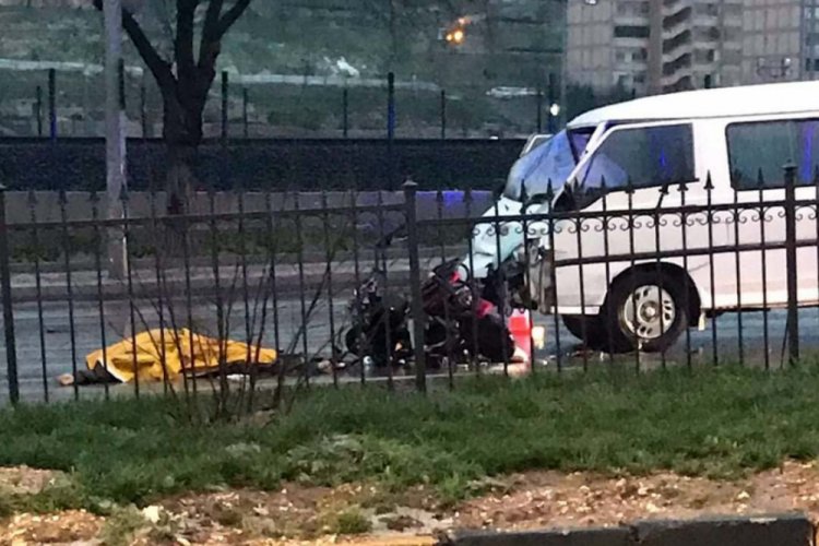 Minib&uuml;s ile &ccedil;arpışan elektrikli bisikletteki 2 kişi &ouml;ld&uuml;