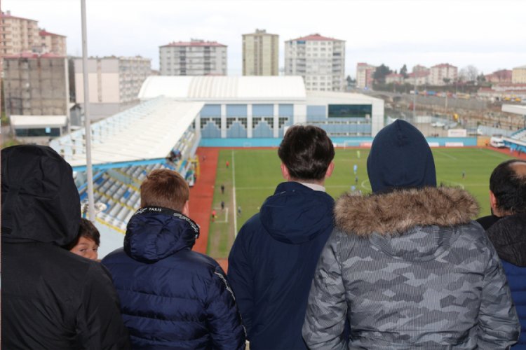 Taraftarlar takımlarını inşaat halindeki binalardan destekledi