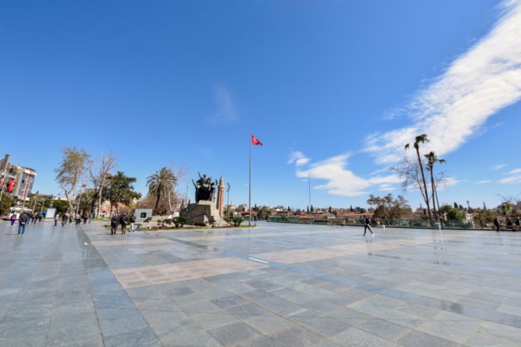 Antalya'da cadde ve sokaklar boş kaldı