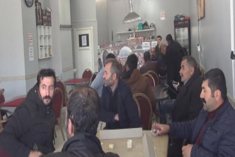 Kapalı olması gereken kahvehanede okey oynarken yakalandılar