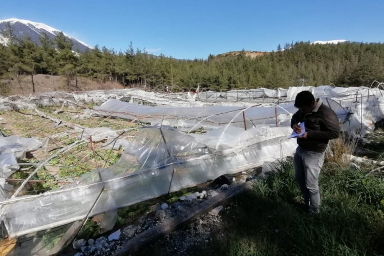 Antalya'da şiddetli r&uuml;zgar seraları vurdu