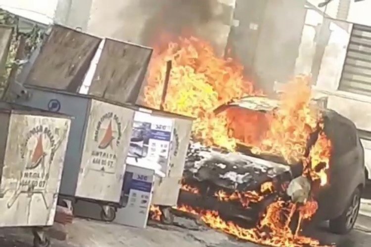 Antalya'da otomobil alev alev yandı