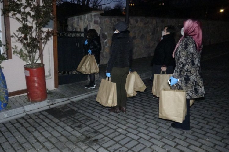 'Siz evlerinizde kalın' dediler, yaşlılara ekmek ve kolonya dağıttılar