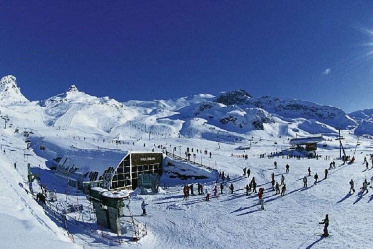 Avrupa'da koronavir&uuml;s Ischgl kayak merkezinden yayıldı iddiası